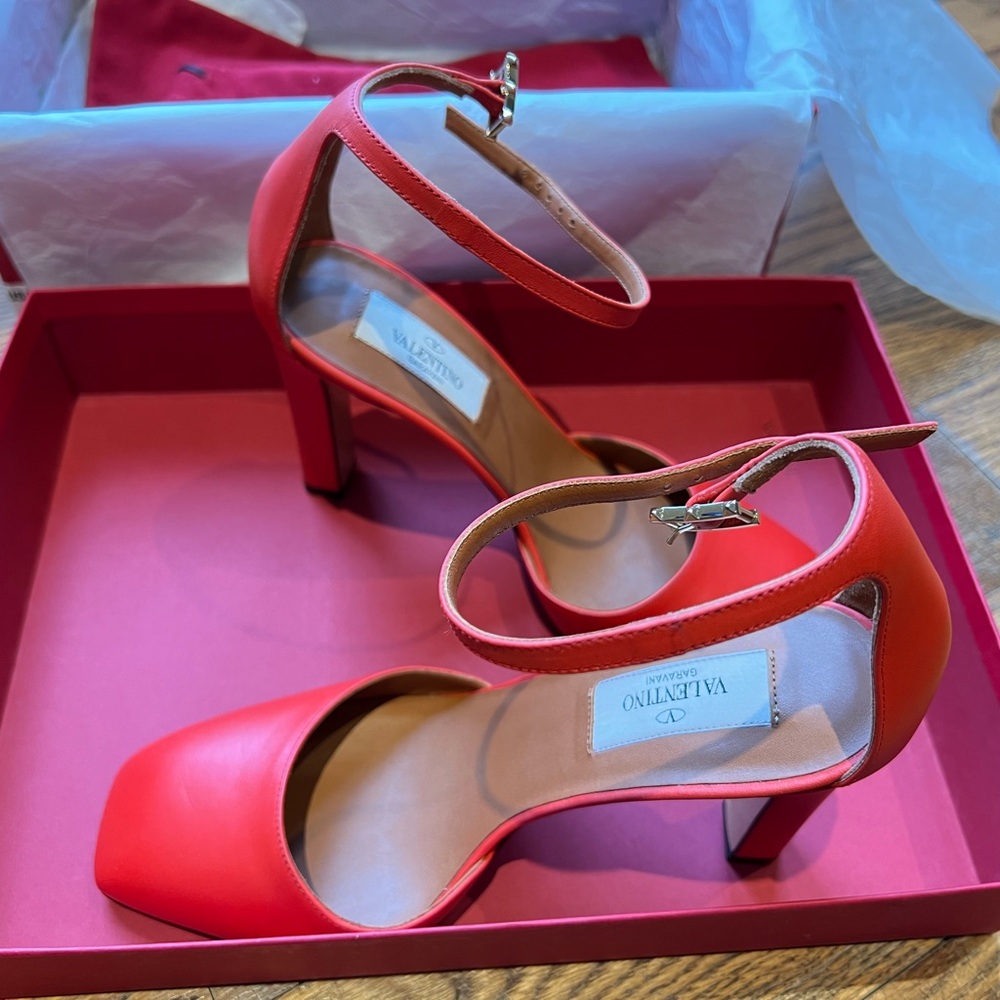 NWT Valentino red high heels